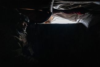 Украинский пехотинец на позиции в Донецкой области