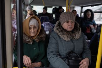 Жители Константиновки в автобусе, который увезет их в более безопасное место