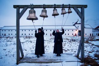 Монахини звонят в колокола в Свято-Елисаветинском женском монастыре