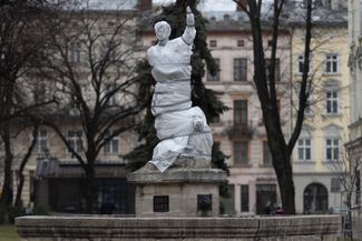 Укрытые волонтерами статуи у Львовской ратуши. 5 марта 2022 года.