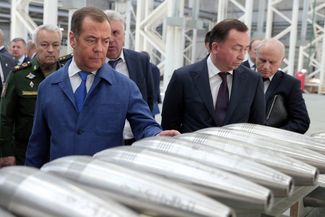 Зампред Совета безопасности России Дмитрий Медведев инспектирует производство боеприпасов на Алексинском опытно-механическом заводе. <br><br>