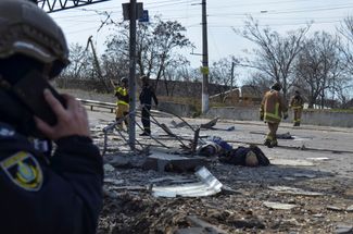 Спасатели и полицейские возле тел погибших мирных жителей в Херсоне