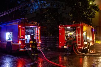 Пожарные у горящего здания в Тушино в Москве, 19 июня 2014 года