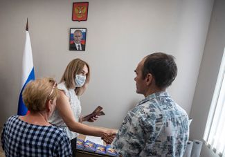 Сотрудница центра подготовки документов оформляет российские паспорта мелитопольцам