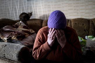 Жительница Марьинки Юсефа плачет в своей квартире перед отъездом из города