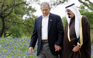 Президент США Джордж Буш-младший и крон-принц Саудовской Аравии Абдалла на ранчо Буша в Техасе, 25 апреля 2005 года.