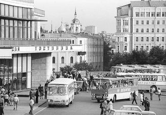 1 августа 1978 года. Туристические автобусы у «России»