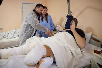 Владимир Зеленский награждает раненого украинского военнослужащего в больнице в Харькове
