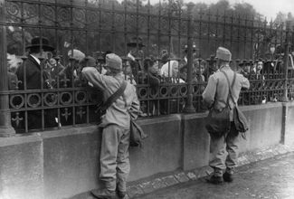 Мобилизованные прощаются с близкими в самом начале Первой мировой войны. Прага, 1 августа 1914 года
