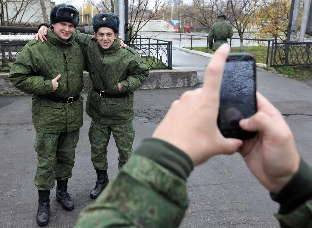 Военнослужащим запретят писать о себе в соцсетях. Теперь мы будем меньше  знать о дедовщине и военных на Украине — Meduza