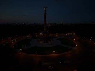 Колонна Победы в центре Берлина, освещение которой прекратили из-за экономии электричества. Вокруг нее тоже не освещаемый парк Тиргартен. 2 сентября 2022 года