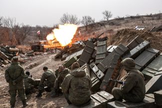 Военные из самопровозглашенной ДНР стреляют в сторону украинских позиций агитационными снарядами с призывами сложить оружие