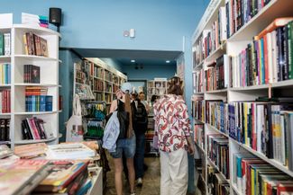 Жители Львова пришли в книжный магазин «Виват», чтобы поддержать издательство, печатавшееся в разрушенной типографии в Харькове, 24 мая 2024 года