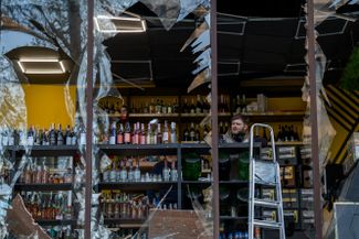 Владелец винного магазина оценивает ущерб от взрыва. Днем ранее Россия нанесла удар по украинской столице вскоре после встречи президента Владимира Зеленского и Генерального секретаря ООН Антониу Гутерриша