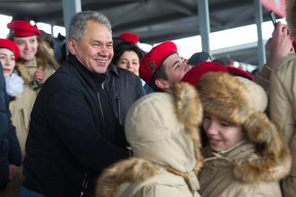 Defense Minister Sergey Shoigu with YouthArmy cadets at Patriot Park on April 23, 2017
