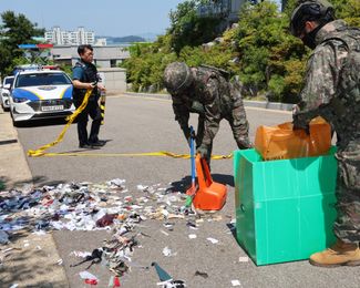 Южнокорейские военнослужащие собирают мусор из воздушных шаров, запущенных КНДР