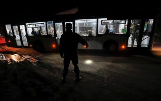Автобус с военнослужащими полка «Азов» прибывает в Еленовку