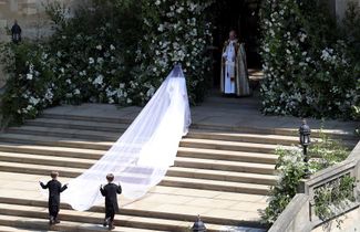 Меган Маркл в свадебном платье от Givenchy на ступенях часовни Святого Георгия, где состоялась церемония венчания