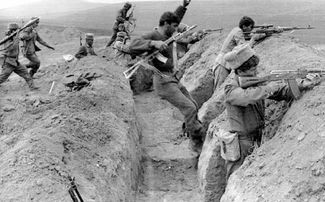 Азербайджанские солдаты ведут бой. Апрель 1993 года