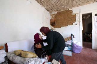 84-летняя Вера Копыл с дочерью в своем доме, расположенном в поселке Макаров недалеко от Бучи. Дом серьезно пострадал от российских обстрелов. Пока поселок был оккупирован, семья укрывалась в подвале