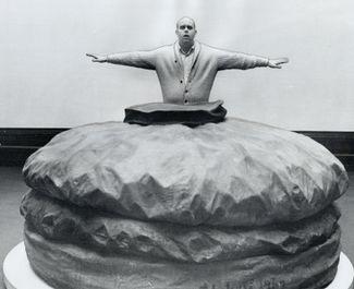 Клас Ольденбург и его работа «Напольный гамбургер». 1962 год