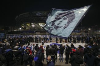 Акция памяти Диего Марадоны перед стадионом «Сан-Паоло» в Неаполе. Власти города заявили, что арену переименуют в честь Марадоны