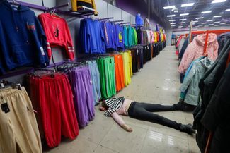 Тело жительницы Донецка в магазине одежды. Женщина погибла во время обстрела города
