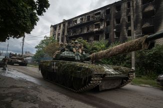 Служащие ВСУ на танке едут по Изюму