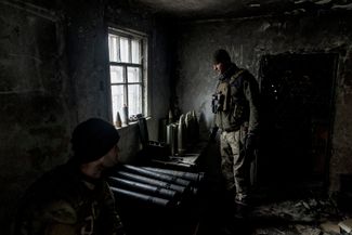 Бойцы батальона «Волки Да Винчи» осматривают снаряды