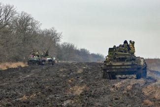 Российские военные во время боевой работы артиллерийской установки «Гиацинт» в Запорожской области