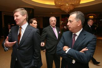 Ринат Ахметов (слева) и депутат от «Партии регионов» Борис Колесников в штабе победившего на выборах президента Украины Виктора Януковича, 17 января 2010 года