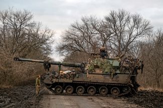 Украинские военные управляют польской самоходной 155-миллиметровой гаубицей в районе Бахмута. На протяжении месяцев здесь идут интенсивные бои при поддержке артиллерии