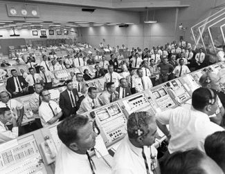 Центр управления полетами НАСА во время предстартового отсчета миссии «Аполлон-11». Июль 1969 года