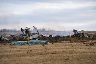 Обломки сбитого истребителя-бомбардировщика Су-34 под городом Енакиево в аннексированной ДНР. Март 2023 года