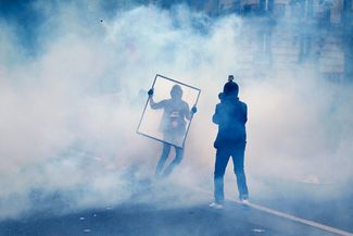 Протестующий во время общенациональной демонстрации во Франции, 14 июня