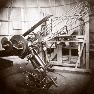 Калотипный снимок авторства инженера и астрофотографа Джеймса Насмита, сделанный между 1858 и 1864 годами. На снимке — телескоп-рефлектор диаметром 33 сантиметра астронома Уоррена-де ла Рю в его обсерватории в Крэнфорде, Англия. Пионер астрофотографии, де ла Рю использовал этот телескоп, чтобы сделать серию ранних фотографий Луны. Трудная задача — так как имевшиеся тогда пластины для съемки методом <a href="https://ru.wikipedia.org/wiki/%D0%9A%D0%BE%D0%BB%D0%BB%D0%BE%D0%B4%D0%B8%D0%BE%D0%BD%D0%BD%D1%8B%D0%B9_%D0%BF%D1%80%D0%BE%D1%86%D0%B5%D1%81%D1%81" rel="noopener noreferrer" target="_blank">мокрого коллодионного процесса</a> были гораздо менее чувствительны к свету по сравнению с современными пленками. Фотографии требовали экспозиции в течение нескольких минут, для чего использовался специально разработанный телескоп с часовым приводом и <a href="https://ru.wikipedia.org/wiki/%D0%AD%D0%BA%D0%B2%D0%B0%D1%82%D0%BE%D1%80%D0%B8%D0%B0%D0%BB%D1%8C%D0%BD%D0%B0%D1%8F_%D0%BC%D0%BE%D0%BD%D1%82%D0%B8%D1%80%D0%BE%D0%B2%D0%BA%D0%B0" rel="noopener noreferrer" target="_blank">экваториальной монтировкой</a>.