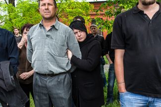 People killed during the clashes near the police headquarters in Mariupol were buried on May 12. Among them were not only militiamen, but also unarmed protesters from the May 9 rally.