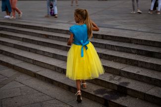 Девочка в платье цветов украинского флага на киевском майдане Незалежности