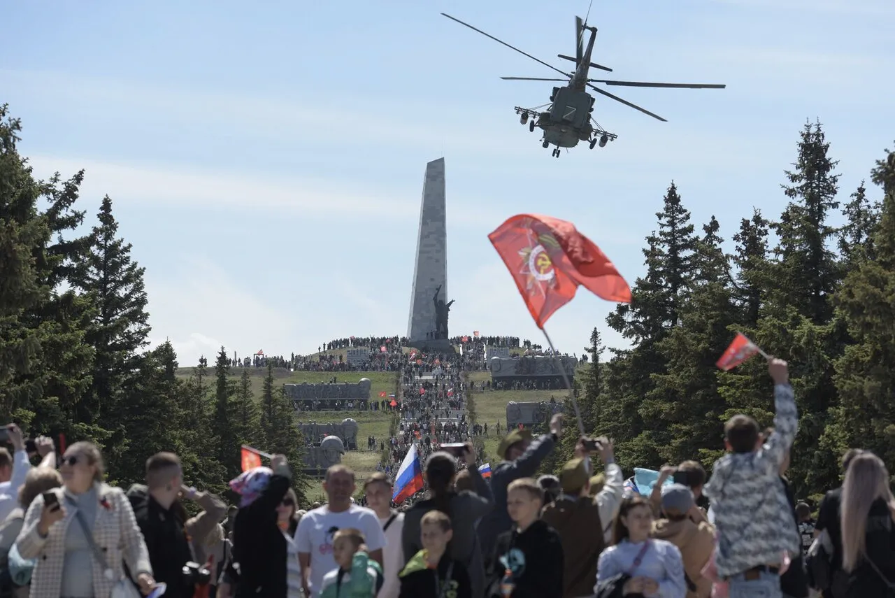 Пожарные тушат горящие машины в Белгороде. Путин смотрит парад Победы с  военными из Бучи. Украинские артиллеристы обороняются под Авдеевкой  Восемьсот шестой день войны. Фотографии — Meduza