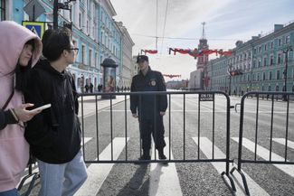 Saint Petersburg is one of the Russian cities where the authorities did not cancel the “Immortal Regiment” march. Besides photos of veterans, they carried photos of military personnel who died in Ukraine, as well as photos of Yevgeny Prigozhin and soldiers of the private military company Wagner. Reportage