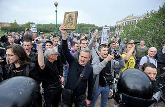 Противники акции гей-активистов на Марсовом поле, Санкт-Петербург, 17 мая 2013 года