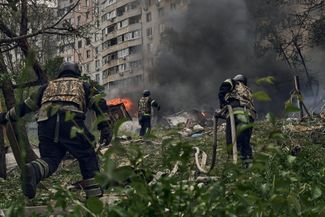 Сотрудники ГСЧС Украины тушат пожар, начавшийся после обстрела 14 мая 2024 года