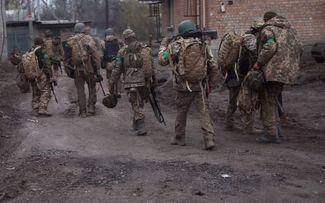 Бойцы ВСУ недалеко от Часова Яра — города в 13 километрах от Бахмута Донецкой области, который украинские войска обороняют с июля 2022 года