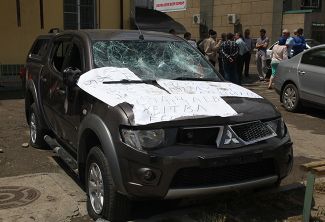 Разбитый автомобиль возле офиса «Комитета против пыток». Грозный, 3 июня 2015-го