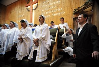 Sunday prayer service at an evangelical church in Maloyaroslavets (in Russia’s Kaluga region), July 26, 2009