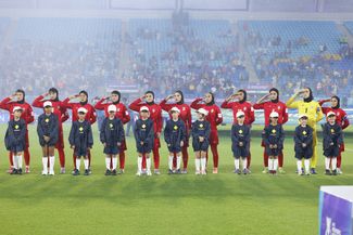 The Iranian national team players did not sing the national anthem before the Asian Cup match in Australia. They have been declared ‘traitors’ and everyone (even Trump) fears the athletes are at risk of death in their home country – and are calling on Australia to grant them asylum.