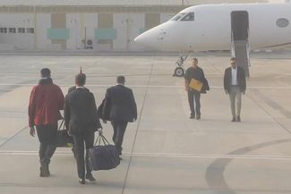 Виктор Бут (второй справа) перед отправлением в Россию. Абу-Даби, ОАЭ, 8 декабря 2022 года
