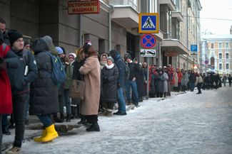 A line of people hoping to add their signatures in support of Nadezhdin’s candidacy for president. Moscow, January 20, 2024.