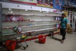 Опустевшие полки супермаркета в городе Хан-Юнис на юге сектора Газа. 2 ноября 2023 года