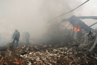 Пожарные тушат склад в Харькове.